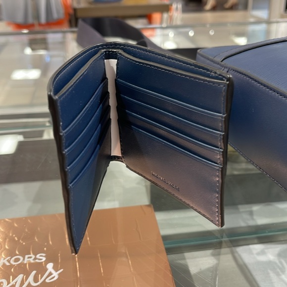Michael Kors Cooper Billfold Wallet
Navy 
NWT - Picture 3 of 16